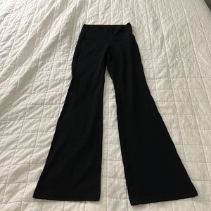 Aritzia TNA Chill flare leggings